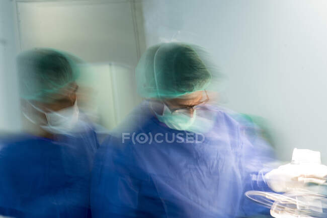 Чоловічі ортопедичні хірурги, які оперують в ІКУ в лікарні. — стокове фото