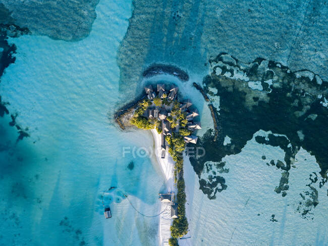 Vacaciones en isla tropical, vista aérea - foto de stock