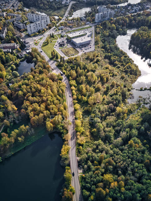 Lago per quartiere residenziale in città — Foto stock