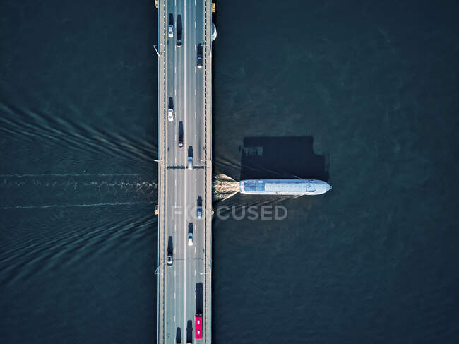 Navio que passa abaixo da ponte no rio Volga durante o dia ensolarado — Fotografia de Stock