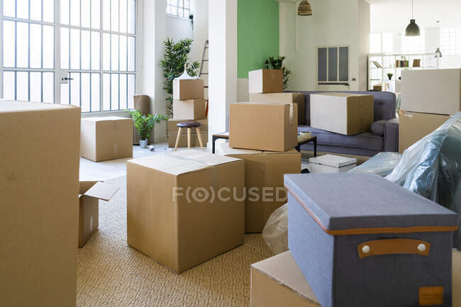 Картонные коробки в новом доме во время переезда — стоковое фото