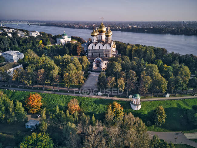 Veduta aerea della Cattedrale dell'Assunzione sul fiume Volga in città contro il cielo, Jaroslavl, Russia — Foto stock