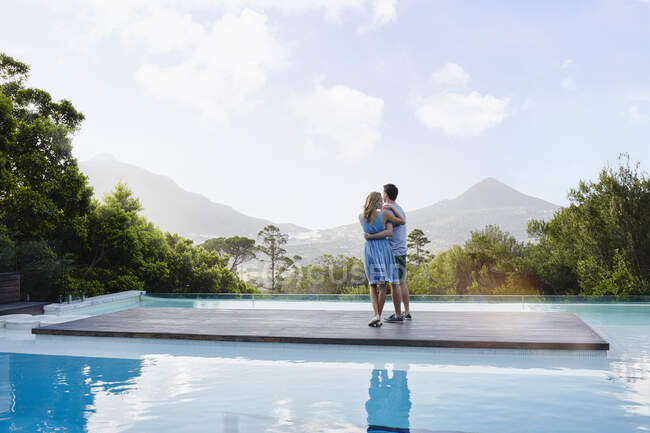 Paar steht an sonnigem Tag auf Promenade — Stockfoto