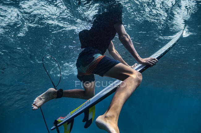 Surfista maschile che pratica surf subacqueo in mare alle Maldive — Foto stock