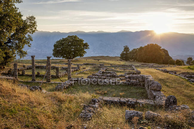 Albânia, Condado de Gjirokaster, Ruínas da antiga cidade grega de Antigonia ao pôr-do-sol — Fotografia de Stock