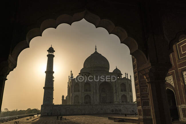 Silhueta Taj Mahal através da entrada do arco, Agra, Uttar Pradesh, Índia — Fotografia de Stock