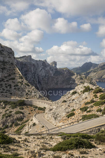 Enrolamento de estrada vazio ao longo da borda do promontório Cap de Formentor — Fotografia de Stock