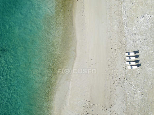 Tumbonas vacías en la playa tropical, vista aérea - foto de stock