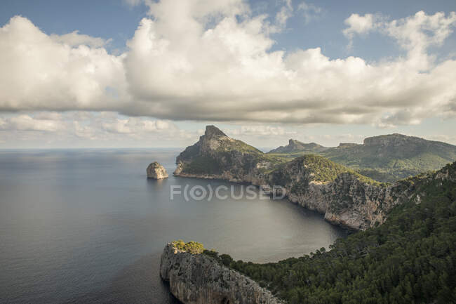 Vista aérea das nuvens sobre o promontório Cap de Formentor — Fotografia de Stock