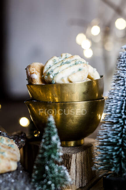 Christmas decorations and freshly baked lemon cookies — Stock Photo
