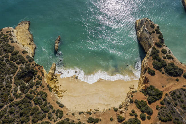 Вигляд на пляж біля узбережжя Алгарве (португал). — стокове фото