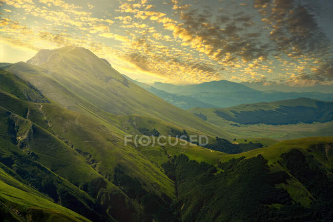Vista panoramica dei Monti Sibillini al crepuscolo estivo — Foto stock