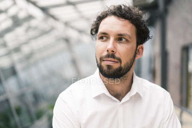Contempler entrepreneur masculin regardant loin dans le bureau — Photo de stock
