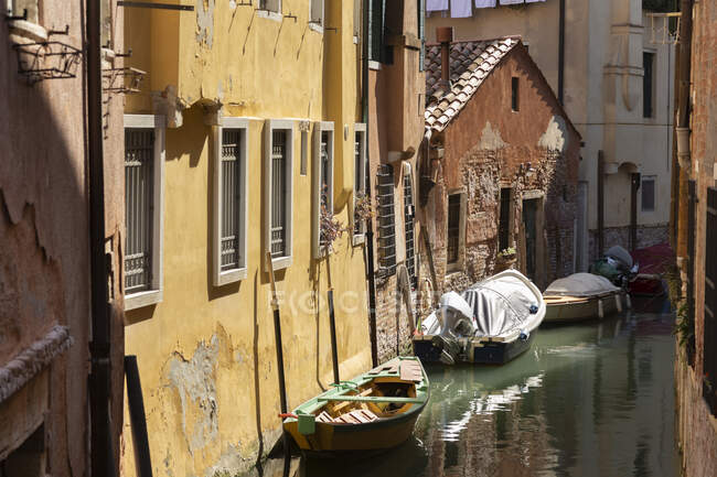 Італія, Венето, Венеція, старовинні будинки вздовж вузького міського каналу. — стокове фото