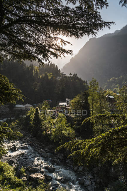India, Himachal Pradesh, Manali, Paisaje de montaña con casas en día soleado - foto de stock