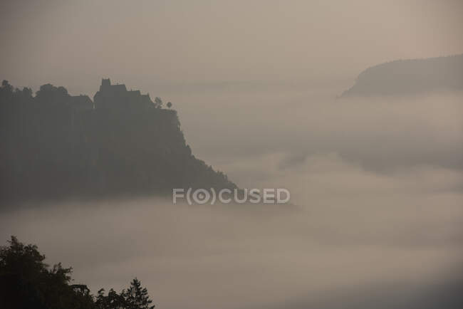 Paesaggio nuvoloso che copre la valle del Danubio a Beuron, Albo Svevo, Germania — Foto stock