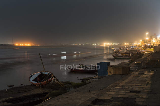 Índia, Uttar Pradesh, Varanasi, Barcos atracados ao longo do rio Ganges à noite — Fotografia de Stock