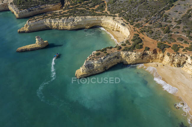 Vista da costa rochosa da ilha na costa do mar Mediterrâneo em israel — Fotografia de Stock