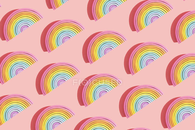 Múltiple imagen de coloridos juguetes de madera arco iris sobre fondo de color - foto de stock