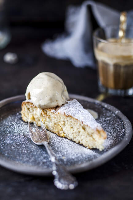 Gâteau au chocolat fait maison avec sucre en poudre — Photo de stock