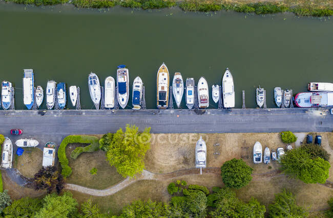 França, Aisne, Saint-Quentin, Vista aérea de barcos ancorados ao longo do Canal de Saint-Quentin — Fotografia de Stock