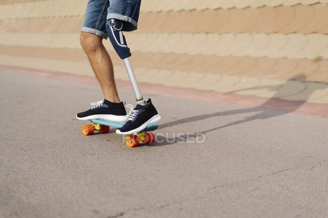 Desativado atleta skate na quadra de esportes — Fotografia de Stock
