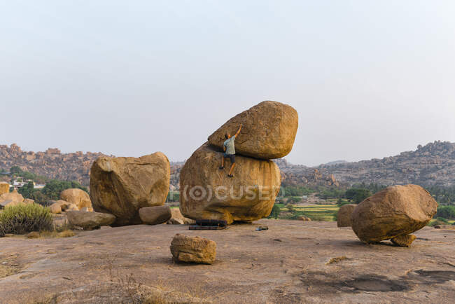 Hombre maduro escalando roca, Karnataka, Hampi, India - foto de stock