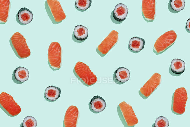 Salman sushi nigiri and maki pattern on mint green background — Stock Photo
