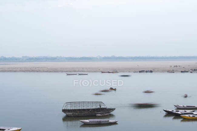Індія, Уттар - Прадеш, Варанасі, човни в річці Ганг — стокове фото