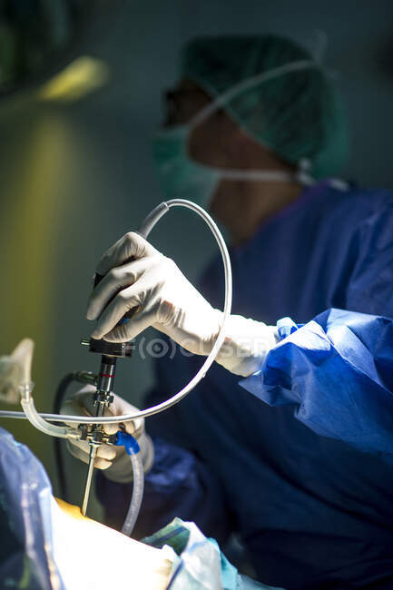 Самець ортопедичного хірурга працює на колінах у лікарні. — стокове фото