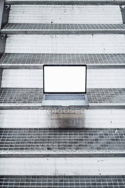 Laptop com tela em branco em passos na fábrica — Fotografia de Stock