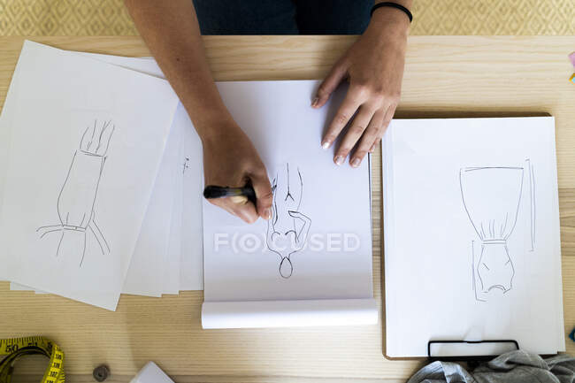 Boceto de dibujo a mano del diseñador femenino en el estudio - foto de stock