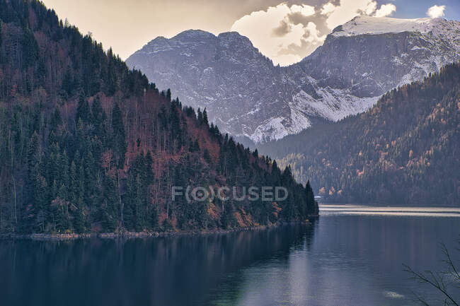 Озеро Рица осенью окружено лесистыми горами, Абхазия, Грузия — стоковое фото