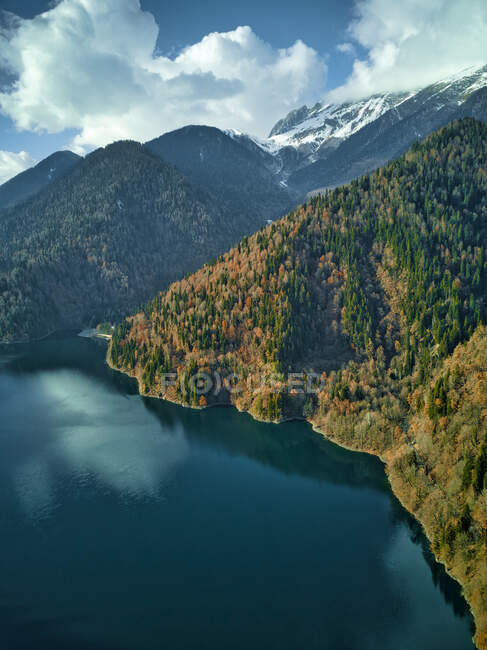 Aerial view of Lake Ritsa surrounded by forested mountains in autumn — Stock Photo