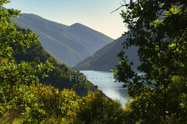 Lago di Fiastra all'alba estiva — Foto stock
