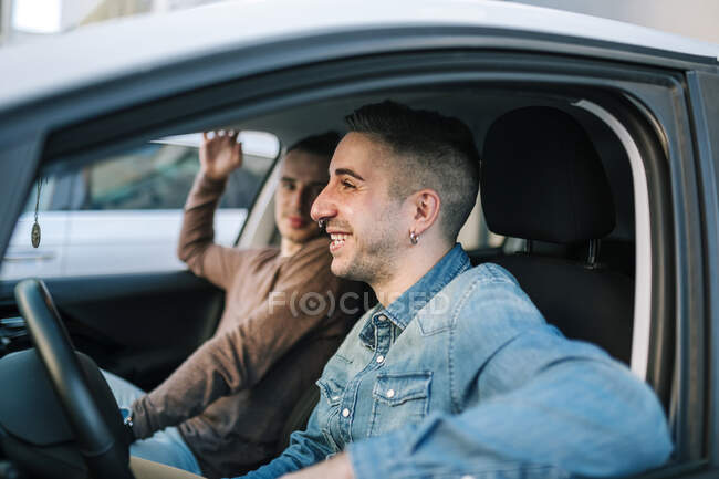 Усміхнені геї сидять в машині — стокове фото