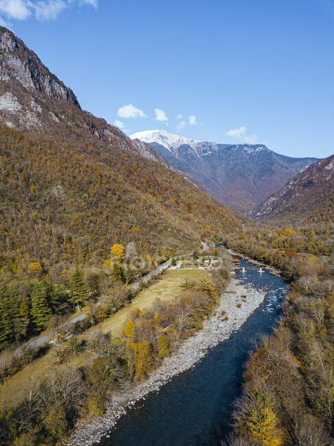 Вид згори на річку Біб, що протікає через лісову долину в горах Кавказу. — стокове фото