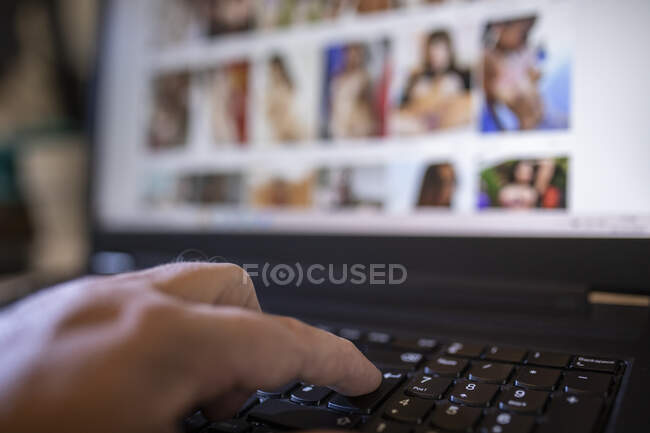 Mão de homem procurando pornografia no laptop em casa — Fotografia de Stock