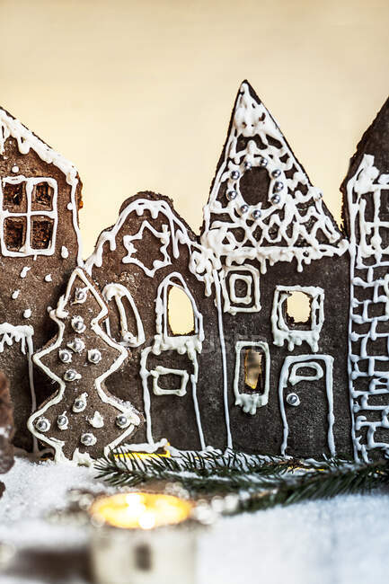 Casa di pan di zenzero con decorazione natalizia — Foto stock