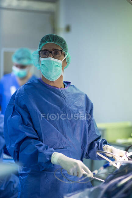 Cirurgião ortopédico operando com equipamentos médicos em UTI — Fotografia de Stock