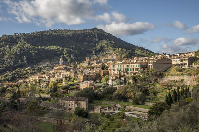 Espanha, Maiorca, Valldemossa, Casas de calma aldeia montanhosa na primavera — Fotografia de Stock