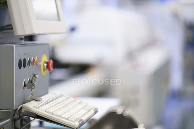 Крупный план белой клавиатуры на оборудовании в освещенной лаборатории — стоковое фото