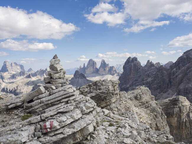 Cairn in Sexten Dolomites with Tre Cime di Lavaredo in background — Stock Photo