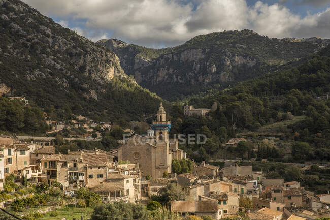Spain, Mallorca, Valldemossa, Valldemossa Charterhouse and surrounding village houses — Stock Photo