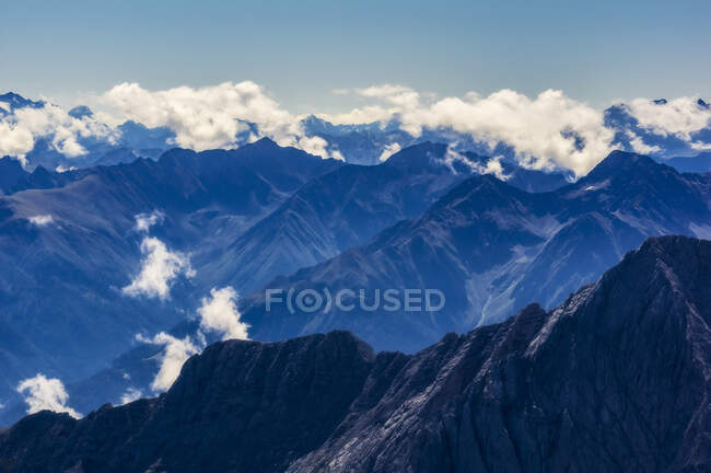 Austria, Tirolo, Veduta panoramica delle nuvole che galleggiano sulle cime dei monti Wetterstein — Foto stock