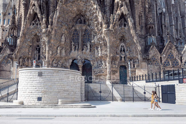 Passeggiata turistica contro la Sagrada Familia a Barcellona, Catalogna, Spagna — Foto stock