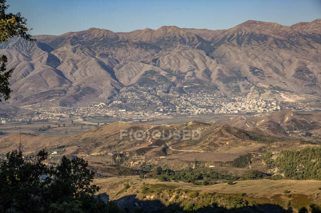 Albania, Contea di Gjirokaster, Rovine dell'antica città greca di Antigonia e montagne circostanti — Foto stock