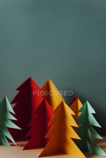 Студійний знімок простих паперових виробів лісових дерев в осінніх кольорах — стокове фото