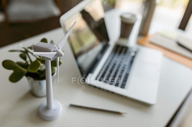 Ordenador portátil mantenido en la mesa en casa - foto de stock