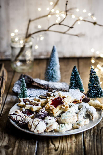 Plate of freshly baked Christmas cookies — Stock Photo